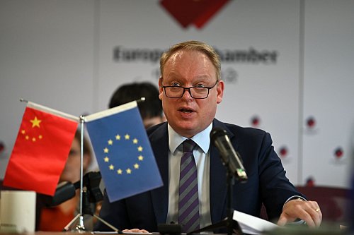 Laut der EU-Handelskammer-Präsiden Jens Eskelund isolieren europäische Firmen in China ihr Geschäft vom Rest der Welt. (Archivbild) - © Johannes Neudecker/dpa