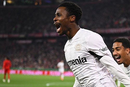 Der Matchwinner: Leverkusens Joker Nathan Tella jubelt nach seinem Kopfballtor. - © Tom Weller/dpa