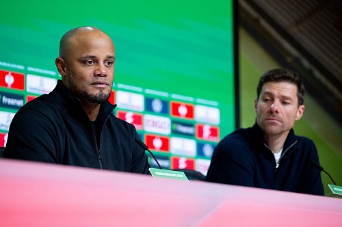 Verlierer Vincent Kompany (l) und Gewinner Xabi Alonso in der Pressekonferenz nach Leverkusens 1:0 in München. - © Sven Hoppe/dpa