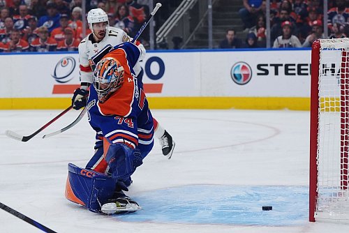 Oilers-Goalie Stuart Skinner kann die Führung der Panthers nicht verhindern. - © Darryl Dyck/The Canadian Press via AP/dpa