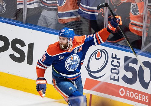Draisaitl bejubelt seinen Treffer zum 3:2. - © Jason Franson/The Canadian Press via AP/dpa