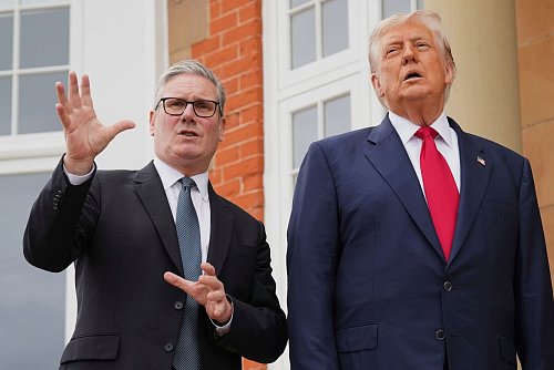 Trump und Starmer trafen sich in diesem Sommer bereits in Schottland (Archivbild). - © Jacquelyn Martin/AP/dpa