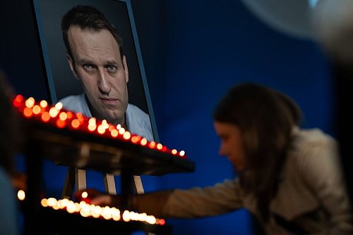 Weltweit trauerten Menschen um den im Februar in einem russischen Straflager gestorbenen Kremlgegner Alexej Nawalny. (Archivbild) - © Sebastian Christoph Gollnow/dpa