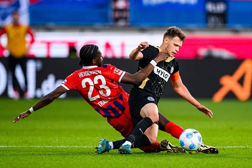 Umkämpfte Relegation: Heidenheims Omar Traoré (l) gegen Elversbergs Robin Fellhauer. - © Tom Weller/dpa