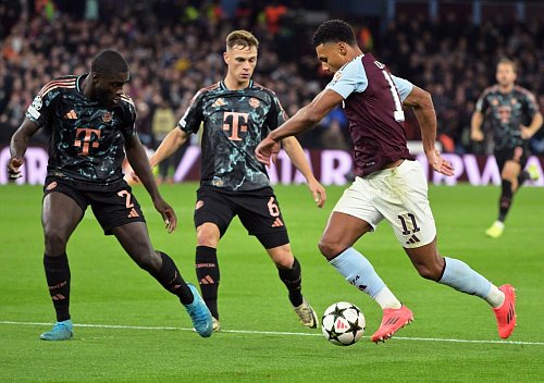 Liefern sich stellvertretend für ihre Teams einen harten Kampf: Die Münchner Dayot Upamecano (l) und Joshua Kimmich sowie Villas Ollie Watkins. - © Peter Kneffel/dpa