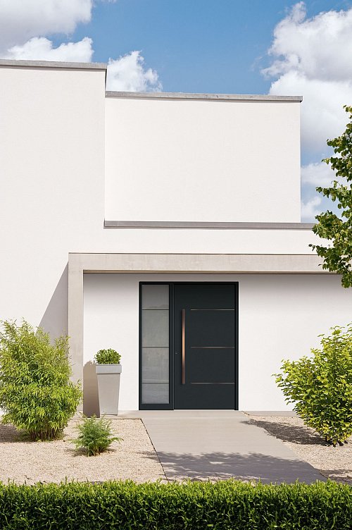 Moderne Formensprache: Minimalistische Türen sind pflegeleicht und angesagt. Details wie Lisenen, Ziernuten und Glas-Lichtelemente lockern die Optik auf. - © Rodenberg/dpa-tmn
