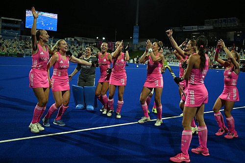 Die Spielerinnen jubelten vor der Tribüne. - © Federico Gambarini/dpa