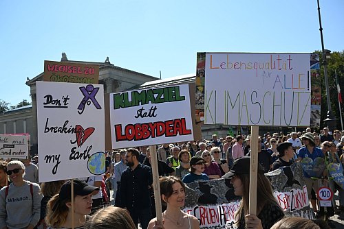 Auch in München sind Tausend Anhänger von Fridays for Future auf die Straße gegangen. - © Felix Hörhager/dpa