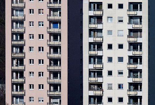 Ob in einem bestimmten Gebiet die Mietpreisbremse gilt, legen die Bundesländer selbst fest. Ob das befristet eingeführte Bundesgesetz, das ihnen dies erlaubt, über Ende 2025 hinaus verlängert wird, steht noch nicht fest. - © Marijan Murat/dpa