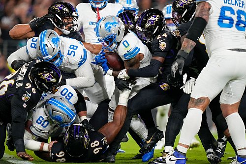 Die Ravens und Lions lieferten sich eine intensive Partie. - © Stephanie Scarbrough/AP/dpa