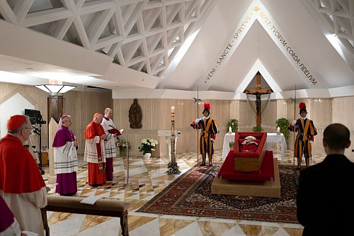 Ab Mittwoch können Gläubige im Petersdom Abschied an dem Sarg nehmen. - © Vatican Media/Vatican Media/AP/dpa