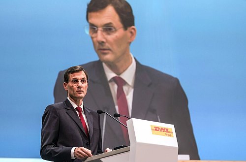 Für den Chef des Post-Konzerns DHL, Tobias Meyer, ist der Porto-Vorschlag der Bundesnetzagentur zu gering. (Archivbild) - © Oliver Berg/dpa