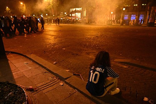 Laut Innenministerium starben zwei Menschen in Frankreich am Rande von Feiern. - © Julien Mattia/Le Pictorium via ZUMA Press/dpa