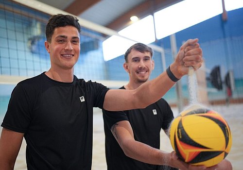 Sven Winter (l) und Lukas Pfretzschner haben bei der WM die Runde der besten acht Teams erreicht. - © Marcus Brandt/dpa