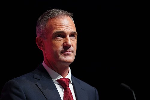 Technologieminister Kyle: Harte Strafen für Tech-Konzerne und sogar Haft möglich. (Archivbild) - © Peter Byrne/PA Wire/dpa