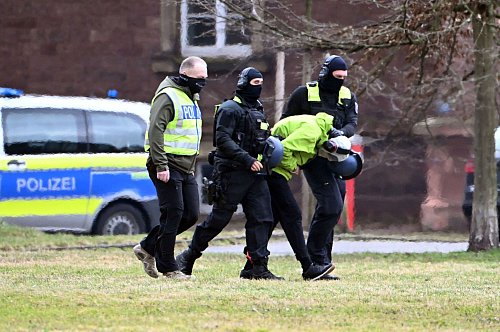 Eine Woche nach der Tat ließ die Bundesanwaltschaft den Tatverdächtigen in Karlsruhe vorführen. (Archivbild) - © Uli Deck/dpa
