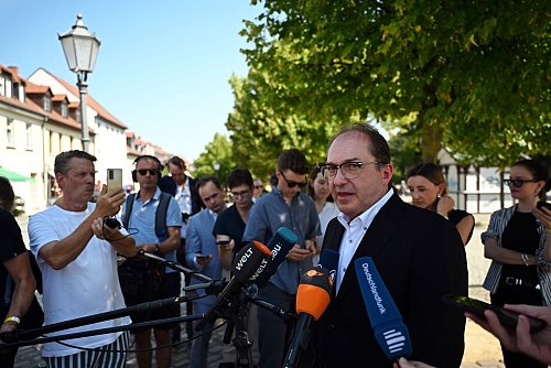 Auf die abgeschobenen Afghanen wurde Bundesinnenminister Alexander Dobrindt (CSU) von Journalistinnen und Journalisten auch während seiner Sommerreise mit Stationen in Sachsen-Anhalt und Niedersachsen angesprochen. (Archivfoto) - © Hendrik Schmidt/dpa