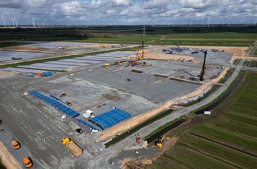 Aber der Zeitplan für die Großbaustelle verzögert sich. (Archivbild) - © Christian Charisius/dpa