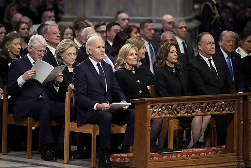 An der Trauerfeier für Carter nahmen sowohl Biden als auch Trump teil. (Archivbild) - © Ben Curtis/AP/dpa