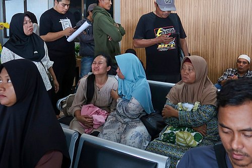Am Hafen auf Java warteten viele Menschen auf Informationen. - © Andur/AP/dpa