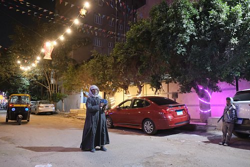 Am Stadtrand von Kairo ist Hammad Abdel-Kadir drei Stunden mit der Trommel unterwegs. - © Johannes Sadek/dpa