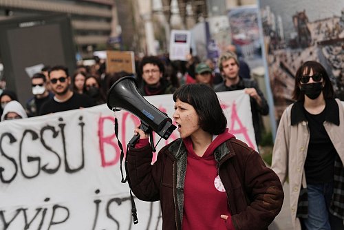 Einer Umfrage zufolge unterstützt die Mehrheit der Bevölkerung die Proteste. - © Francisco Seco/AP/dpa