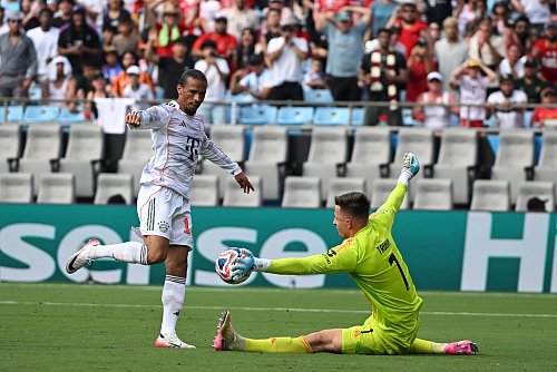 Leroy Sané vergab mehrere Großchancen, auch hier scheitert er am sehr gut haltenden Benfica-Torwart. - © Sven Hoppe/dpa