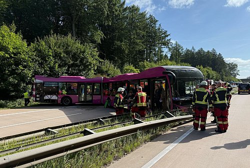 Die A24 war wegen des Unfalls in Richtung Hamburg voll gesperrt. - © Daniel Bockwoldt/dpa