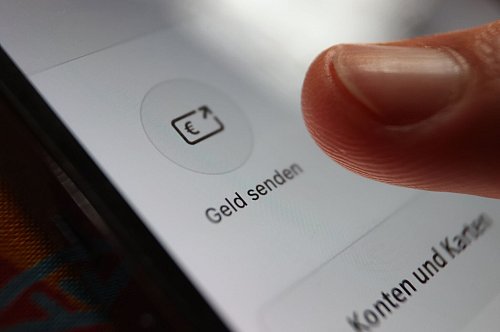 Wer Wero nutzt, braucht im Unterschied zu einer herkömmlichen Überweisung nicht die Kontonummer des Empfängers, sondern kann Geld in Echtzeit an eine Handynummer oder E-Mail-Adresse senden. (Symbolbild) - © Karl-Josef Hildenbrand/dpa