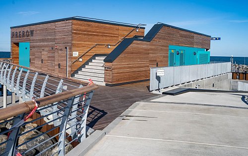 Das Funktionsgebäude am Inselhafen hat eine zugängliche Dachterrasse. - © Stefan Sauer/dpa