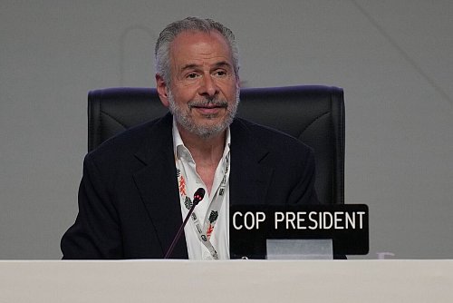 Leitete auch das Abschlussplenum: der brasilianische COP30-Präsident. - © Andre Penner/AP/dpa