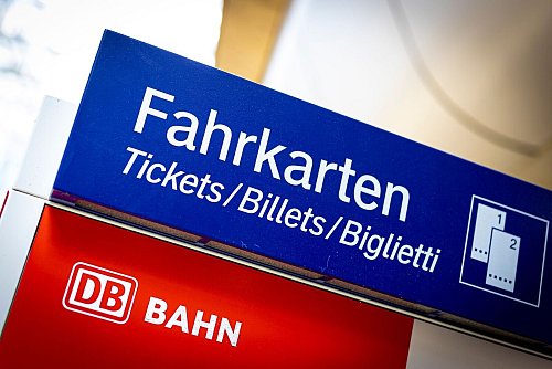 Sind Papiertickets im öffentlichen Nahverkehr bald Geschichte? (Symbolbild) - © Moritz Frankenberg/dpa