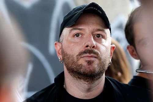 Der georgische Designer Demna wechselte im März zu Gucci. (Archivbild) - © Geoffroy Van Der Hasselt/AFP/dpa