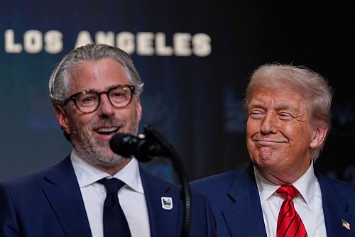 Olympia-Orgsanisationschef Wasserman (l) lobte Trumps Entscheidung zur Einrichtung einer Taskforce. - © Alex Brandon/AP/dpa