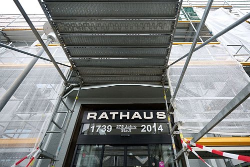 Das Interesse am ersten öffentlichen Auftritt der Bürgermeisterin seit dem Angriff ist groß. (Archivbild) - © Bernd Thissen/dpa