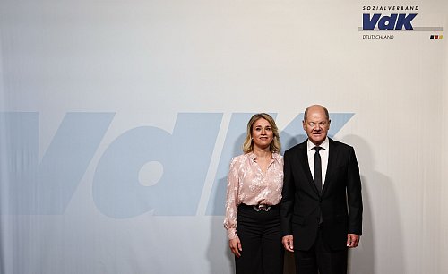 VdK-Präsidentin Verena Bentele und Kanzler Olaf Scholz im Schulterschluss - © Hannes P. Albert/dpa