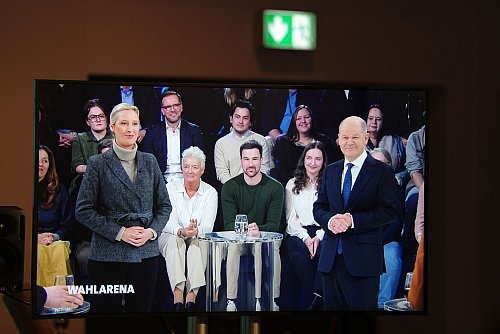 Alice Weidel, Spitzenkandidatin der AfD, wird von mehreren Menschen aus dem Publikum nach ihrer privaten Lebenssituation gefragt. - © Kay Nietfeld/dpa