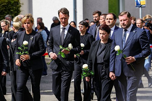 Mitglieder der Landesregierung auf dem Weg zum Gedenkstein. - © Christoph Reichwein/dpa