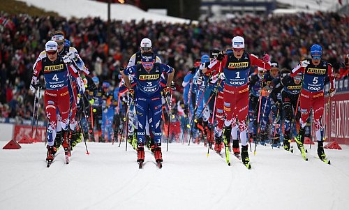 Startschuss für den Skiathlon, der vor vollen Rängen stattfand. - © Hendrik Schmidt/dpa