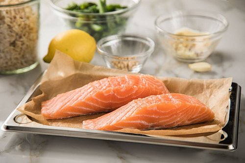 Omega-3-Fettsäuren stecken auch in fettem Fisch wie Lachs. - © Christin Klose/dpa-tmn