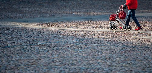 Alles eine Sache der Übung: An das Unterwegssein mit Rollator muss man sich erst einmal gewöhnen. - © Philipp Schulze/dpa/dpa-tmn