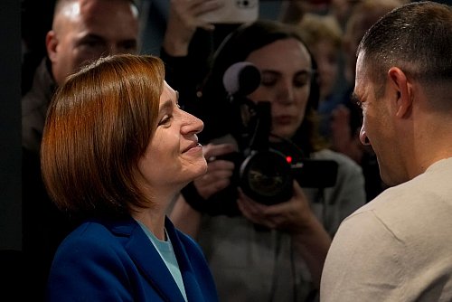 Sandu freut sich über die vorläufigen Ergebnisse. - © Vadim Ghirda/AP/dpa