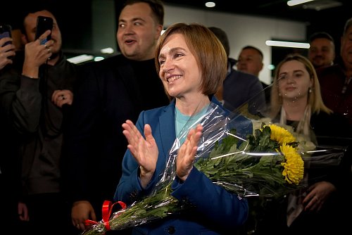 Sandu feiert mit Anhängern. - © Vadim Ghirda/AP/dpa