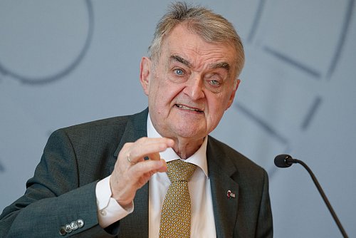 NRW-Innenminister Reul findet, die Täter dürften sich nicht hinter ihren PCs verstecken können. (Archivbild) - © Henning Kaiser/dpa