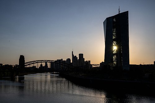 Die EZB dürfte die Leitzinsen nach Einschätzung von Ökonomen im laufenden Jahr nicht weiter senken. (Archivbild) - © Boris Roessler/dpa