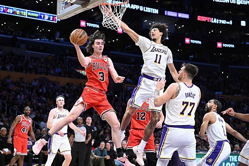 Chicagos Josh Giddey (l) schrammte knapp an dem ersten Quadruple Double in der NBA seit 1994 vorbei. - © Wally Skalij/AP/dpa