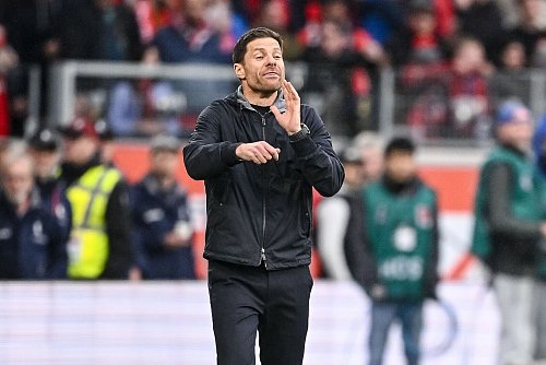 Dirigierte immer wieder vom Spielfeldrand aus: Bayer-Coach Xabi Alonso. - © Harry Langer/dpa
