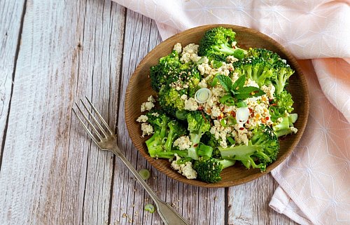 Der Brokkolisalat wird mit einem Mix aus Sesam, Tofu und Miso getoppt. Vor allem die Miso-Paste bringt köstlichen Geschmack, diesen guten Umami-Wumms. - © smarticular Verlag/dpa-tmn