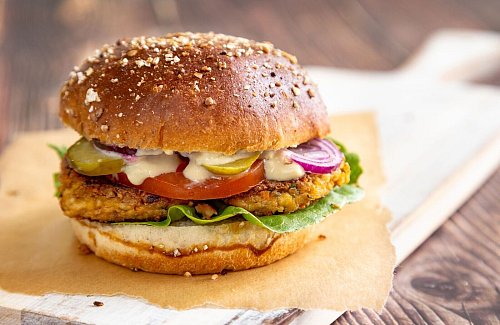 Fester Tofu lässt sich zerbröseln und zu Bratlingen verarbeiten. Wichtig: Nicht an Gewürzen sparen! - © smarticular Verlag/dpa-tmn