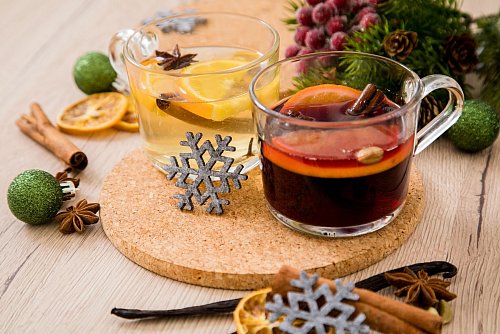 Für einen Früchtepunsch eignen sich Apfel-, Hagebutten- oder Rooibos-Tee. Für mehr Aroma sorgen Orangenscheiben, ein Schuss Limettensaft, Zimtstangen, Nelken, Anis oder Ingwer. - © Christin Klose/dpa-tmn